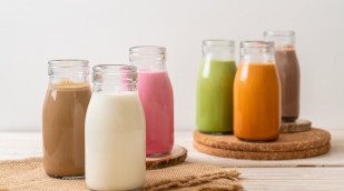 Gläser mit verschiedenen Smoothies