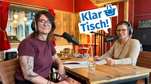 Podcastaufnahme mit Gästin im Aufnahmestudio