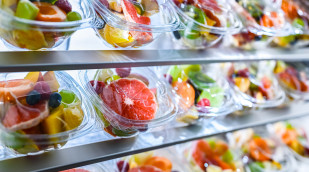 Regal mit abgepacktem Obst