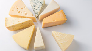 Verschiedene Sorten von Ziegenkäse