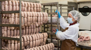 Arbeiterin in einer Wurstfabrik