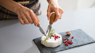 Koch schneidet Camembert