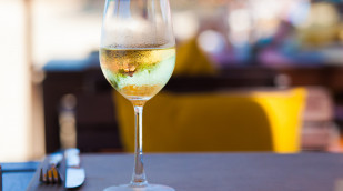 Glas Weinschorle auf Tisch