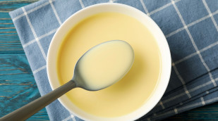 Jogurt auf einem Löffel