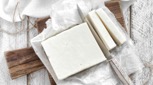abgetropfter Feta auf Brett