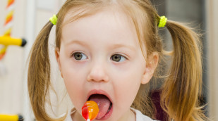 Kind mit Lolly