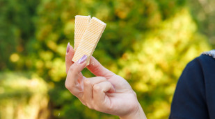 Zwei Waffelschnitten in einer Hand