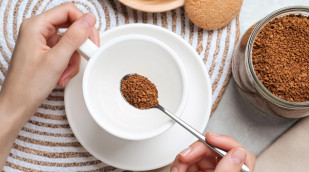 Instantkaffee wird in Tasse gegeben