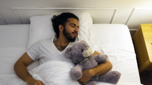 Schlafender Mann mit Teddybär