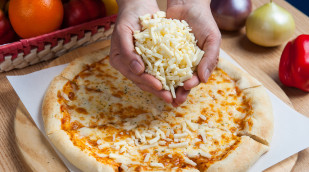 Veganer Käse auf einer Pizza