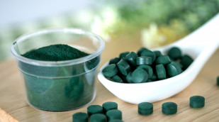 Spirulina Pulver und Tabletten