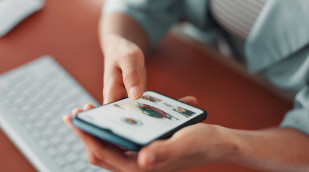 Frau bestellt online Lebensmittel