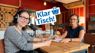 Podcastaufnahme mit Expertin im Aufnahmestudio
