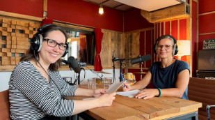 Podcastaufnahme mit Expertin im Aufnahmestudio