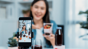 Influencerin während einer Aufnahme