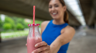 Sportlerin mit Drink