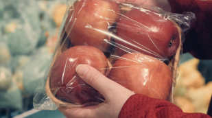 Hand hält Apfelpackung 