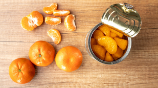 Konservendose mit Mandarinen auf einem Tisch