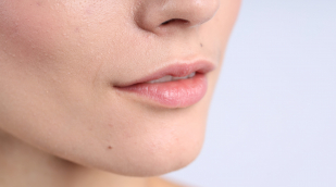 Frauengesicht mit gepflegten Lippen Frauengesicht mit gepflegten Lippen