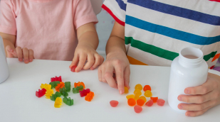 Gummibärchen auf einem Tisch Gummibärchen auf einem Tisch