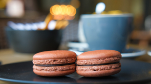 Macarons auf einem Teller