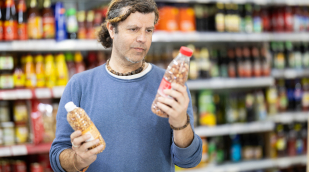 Verbraucher vergleicht zwei ähnliche Produkte