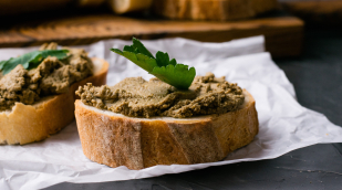 Brot mit veganer Leberwurst