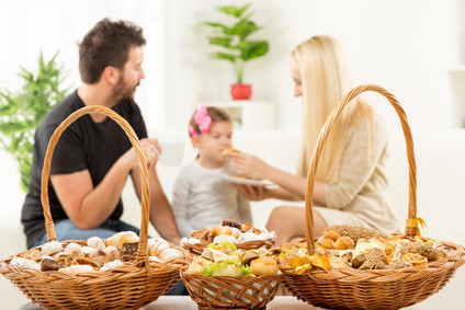 Brotkorb vor Familie