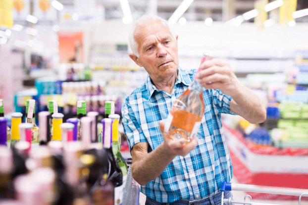 Mann wählt Sekt aus