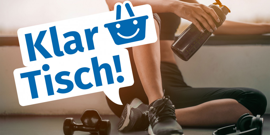 Sportlerin mit einem Proteinshake Sportlerin mit einem Proteinshake