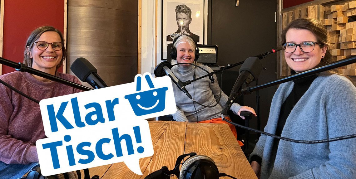 Nicole Schöppler, Stephanie Wetzel und Carolin Krieger bei der Aufnahme des Podcasts "KlarTisch"