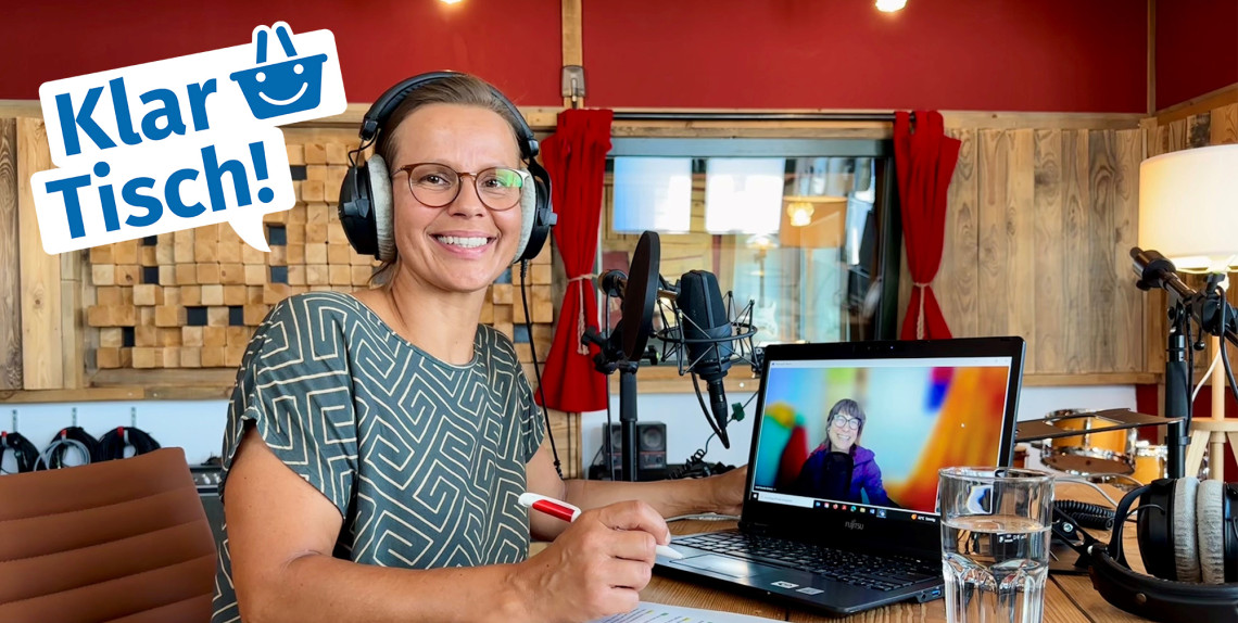 Zwei Frauen im Podcaststudio Zwei Frauen im Podcaststudio