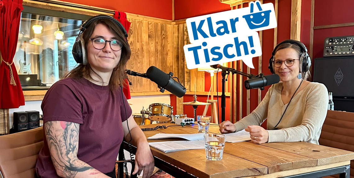 Podcastaufnahme mit Gästin im Aufnahmestudio Podcastaufnahme mit Gästin im Aufnahmestudio