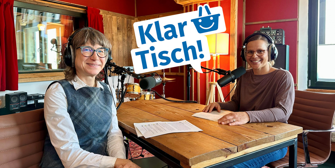 Podcastaufnahme mit Gästin im Aufnahmestudio Podcastaufnahme mit Gästin im Aufnahmestudio