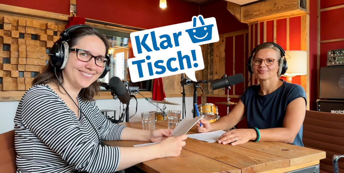 Podcastaufnahme mit Expertin im Aufnahmestudio Podcastaufnahme mit Expertin im Aufnahmestudio