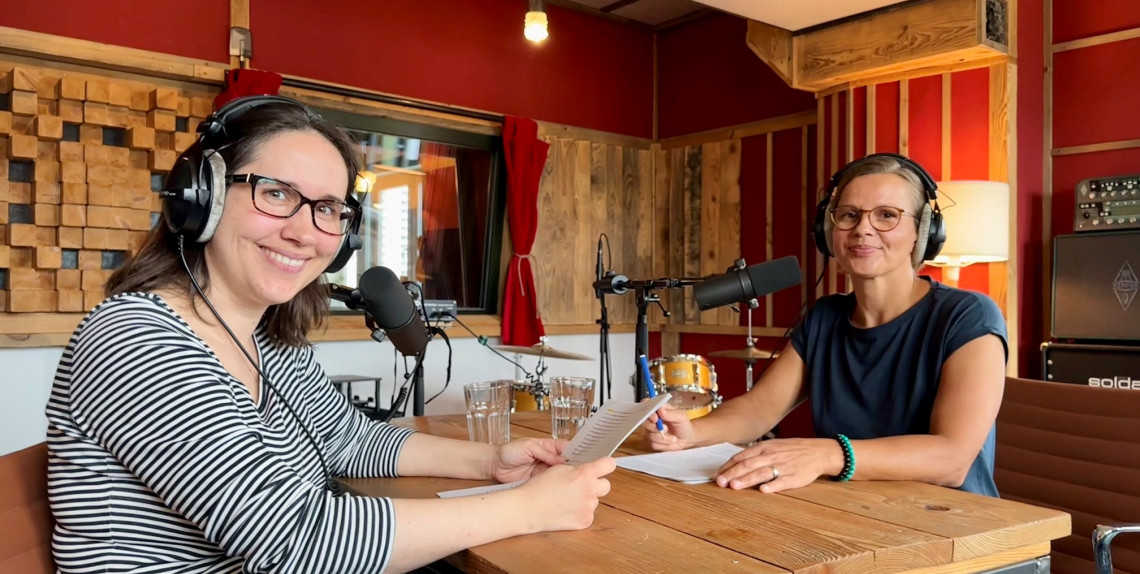 Podcastaufnahme mit Expertin im Aufnahmestudio