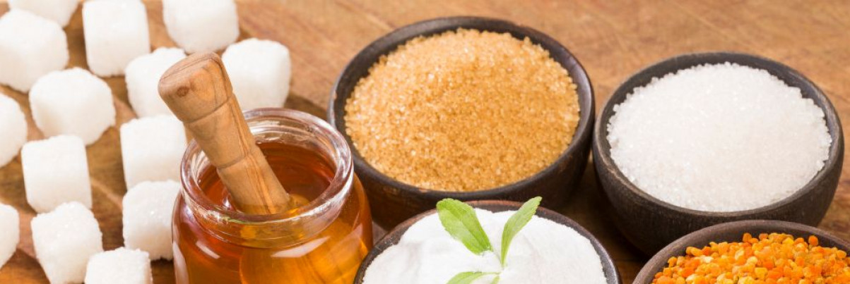 verschiedene Schalen mit Zucker, Honig, Stevia und anderen Zuckerarten und Süßungsmitteln verschiedene Schalen mit Zucker, Honig, Stevia und anderen Zuckerarten und Süßungsmitteln