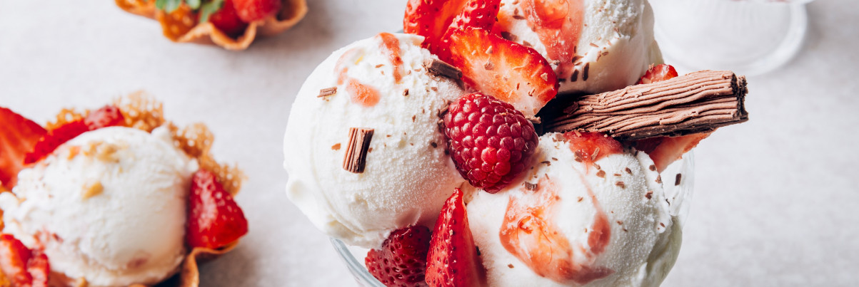 Vanilleeiskugeln mit Erdbeerstückchen Vanilleeiskugeln mit Erdbeerstückchen