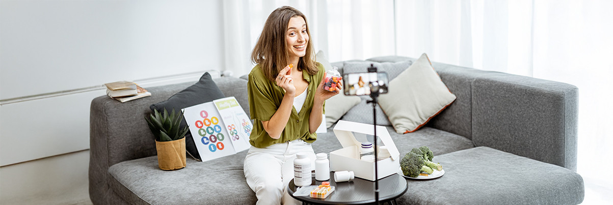 Influencerin mit Nahrungsergänzungsmittel