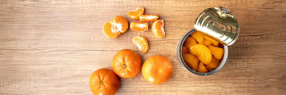 Konservendose mit Mandarinen auf einem Tisch