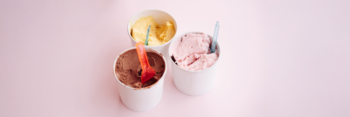 Eisbecher mit drei verschiedenen Eissorten