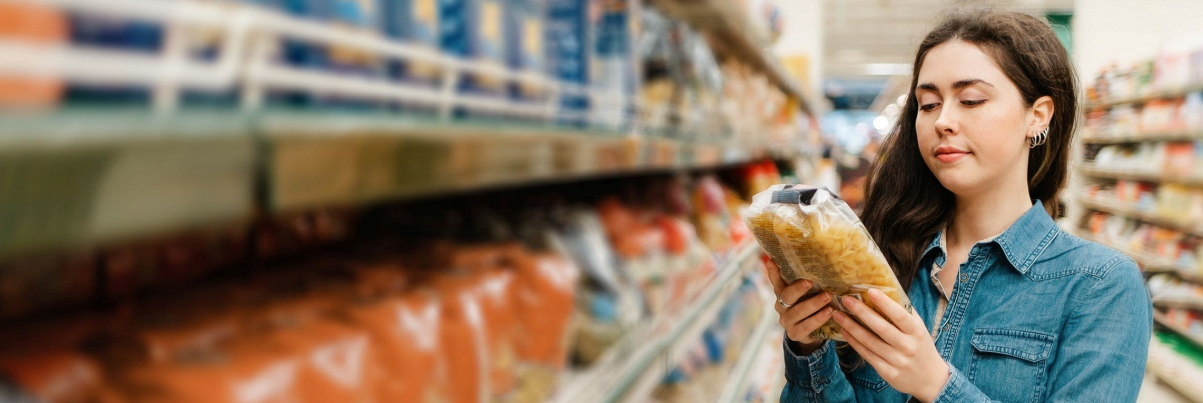 Frau vor dem Regal im Supermarkt