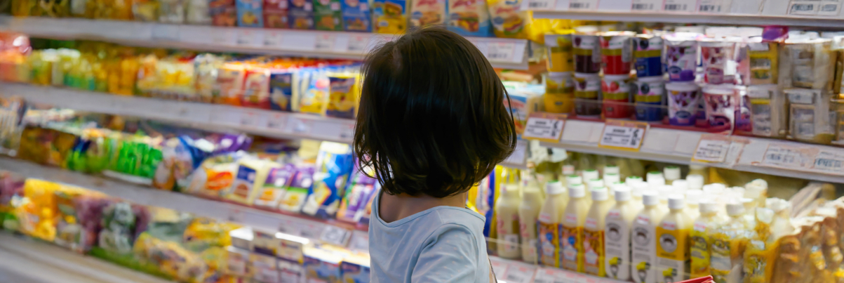 Kind vor dem Kühlregal im Supermarkt