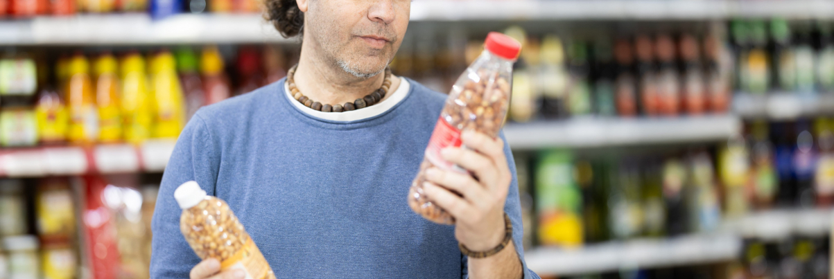 Verbraucher vergleicht zwei ähnliche Produkte Verbraucher vergleicht zwei ähnliche Produkte